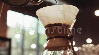 靠近一个咖啡师做手工煮咖啡。 加入磨碎的咖啡，<strong>倒热水</strong>.. 巴利斯塔斯肖像。 在里面